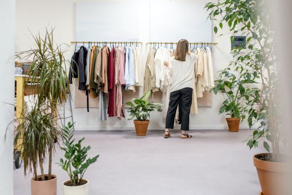 Donna che fa shopping di vestiti a Milano