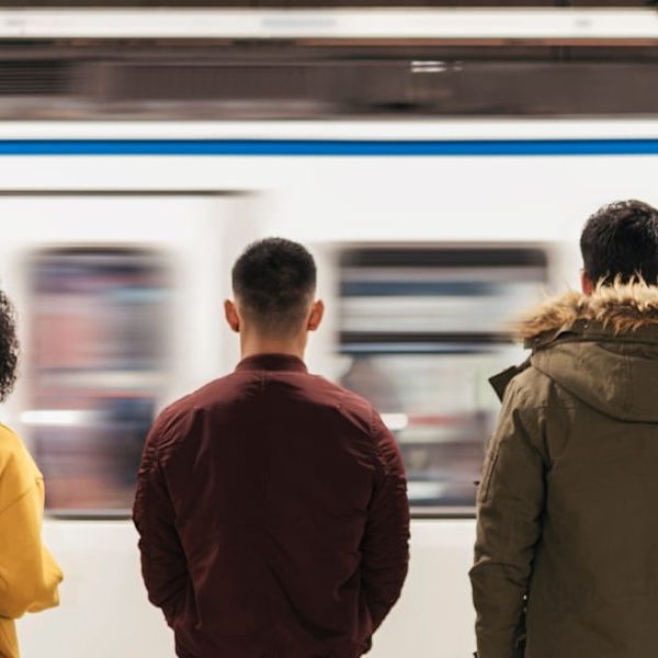 how navigate milan metro